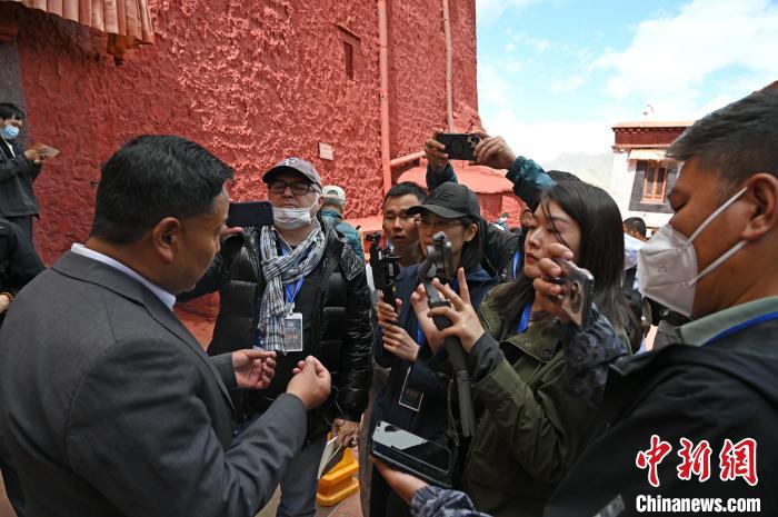 圖為中外媒體采訪(fǎng)布達(dá)拉宮管理處相關(guān)負(fù)責(zé)人?！≮w朗 攝