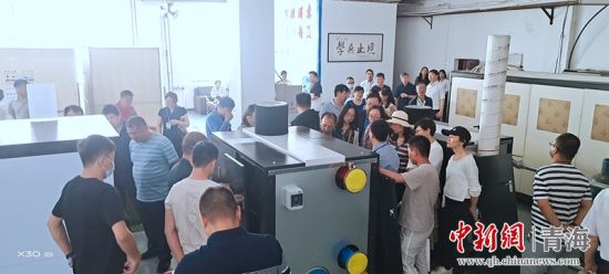 圖為行業(yè)內(nèi)人員進行項目參觀。 活動主辦方供圖