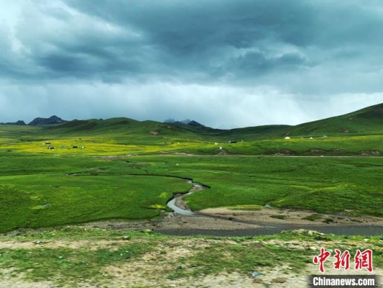 自2005年啟動(dòng)三江源生態(tài)保護(hù)和建設(shè)工程以來(lái)，果洛州共治理黑土灘315.11萬(wàn)畝，使果洛州生態(tài)環(huán)境15年來(lái)得到明顯好轉(zhuǎn)?！O睿 攝