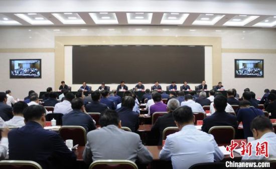  圖為青海省生態(tài)環(huán)境保護(hù)警示教育大會(huì)現(xiàn)場(chǎng)?！?zhí)砀！z 　　