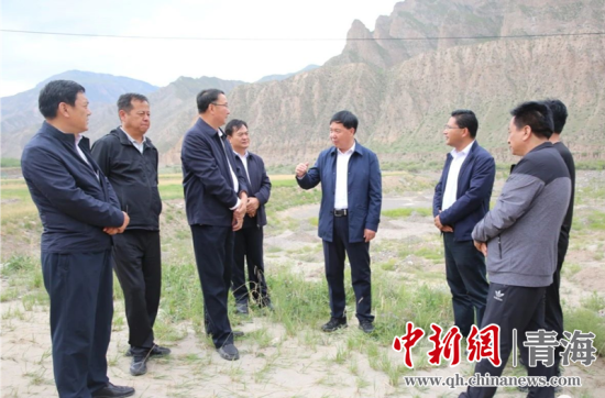 圖為黃南州有關(guān)領(lǐng)導(dǎo)現(xiàn)場踏勘、督導(dǎo)生態(tài)環(huán)保責(zé)任落實(shí)情況現(xiàn)場。黃宣攝