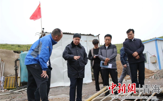 圖為黃南州有關(guān)領(lǐng)導(dǎo)現(xiàn)場踏勘、督導(dǎo)生態(tài)環(huán)保責(zé)任落實(shí)情況現(xiàn)場。黃宣攝