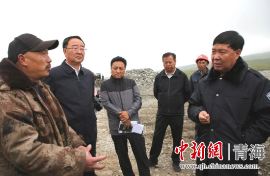 圖為黃南州有關(guān)領(lǐng)導(dǎo)現(xiàn)場踏勘、督導(dǎo)生態(tài)環(huán)保責(zé)任落實(shí)情況現(xiàn)場。黃宣攝