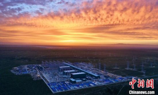 圖為朝霞下的青南換流站?！W(wǎng)青海檢修公司供圖 　　