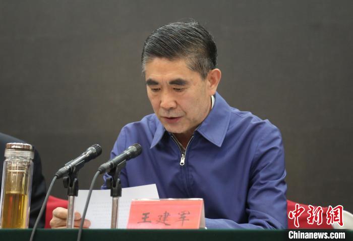 圖為青海省委書記王建軍出席會(huì)議并作講話?！?zhí)砀?攝