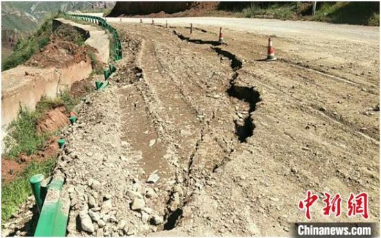 圖為發(fā)生路基下沉滑移險(xiǎn)情的路段。果洛公路總段供圖