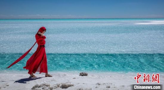 圖為地處柴達(dá)木盆地的東臺吉乃爾湖。　莫啟明　攝