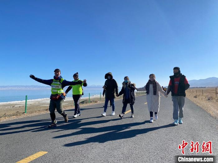 圖為徒步現(xiàn)場?！±罱瓕?攝