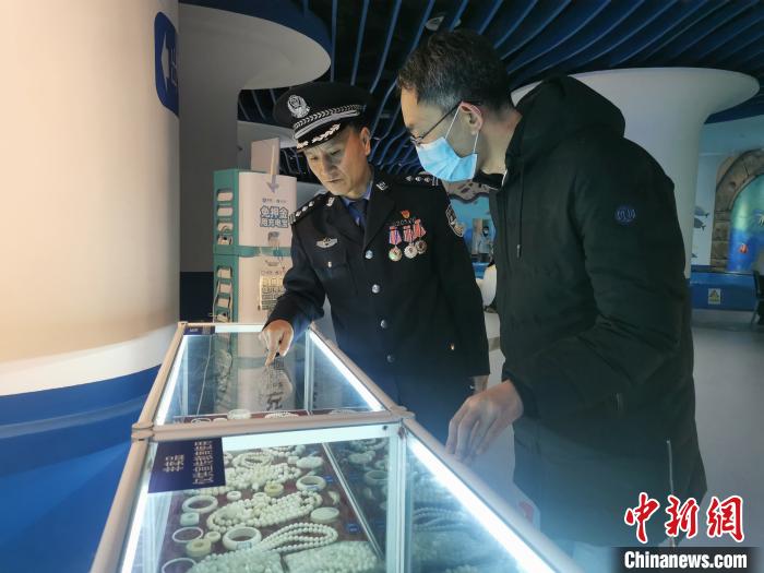 圖為森林警察為游客講解查獲這些象牙制品過程中發(fā)生的真實(shí)故事?！∥乃碱?攝