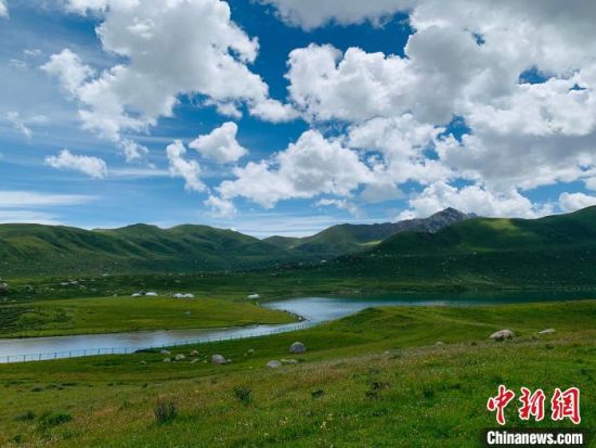 圖為果洛州境內(nèi)的年保玉則。（資料圖）　孫睿　攝