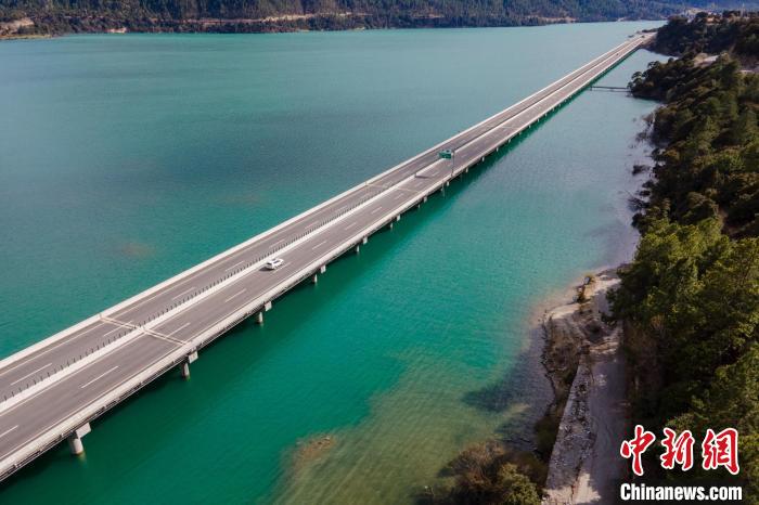資料圖為西藏拉薩至林芝高等級公路多布湖風(fēng)光?！〗w波 攝