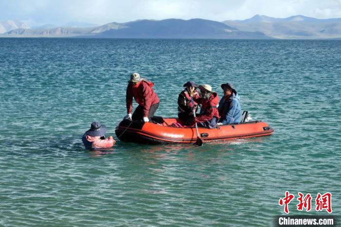 科考隊員乘充氣快艇考察扎日南木錯歸來。　<a target='_blank' ><p  align=