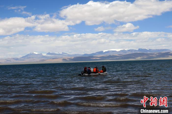 科考隊員向湖心進發(fā)，風浪越來越大。　<a target='_blank' ><p  align=