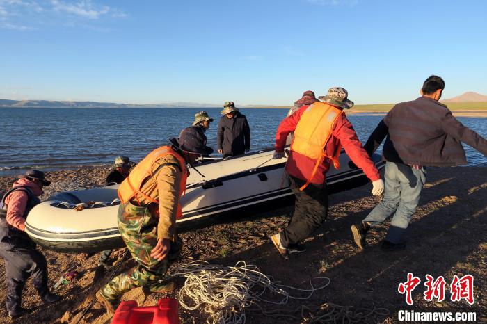 完成達則錯科考任務，科考隊員抬充氣快艇上岸?！?lt;a target='_blank' ><p  align=