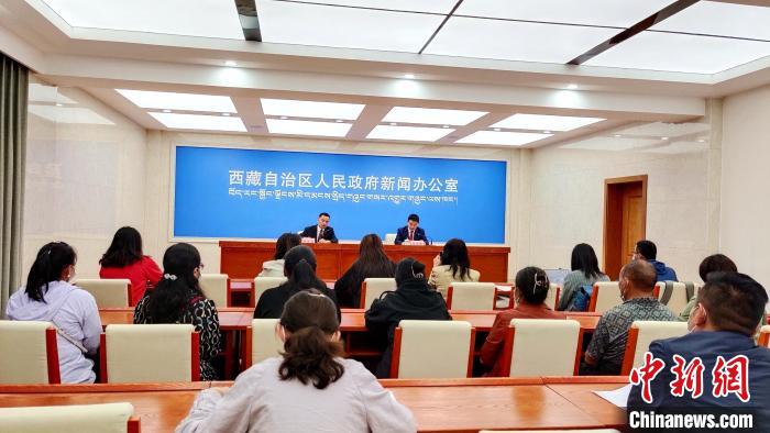 圖為西藏阿里地區(qū)在拉薩召開新聞發(fā)布會，發(fā)布西藏和平解放70年來阿里地區(qū)經(jīng)濟(jì)社會發(fā)展成就。　貢桑拉姆 攝