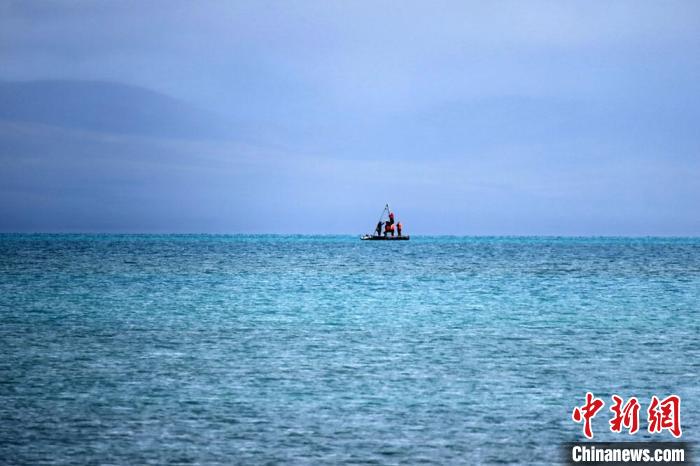 從岸邊營地以長焦鏡頭遠(yuǎn)眺，科考隊員在巴木錯作業(yè)?！?lt;a target='_blank' ><p  align=