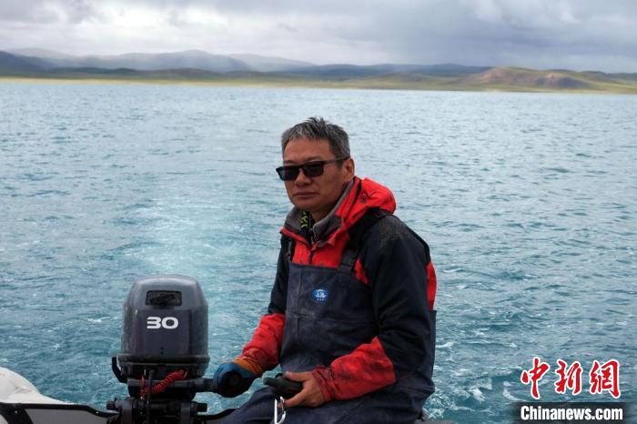 本次科考領(lǐng)隊(duì)、中科院青藏高原所侯居峙研究員駕駛充氣快艇?！?lt;a target='_blank' ><p  align=