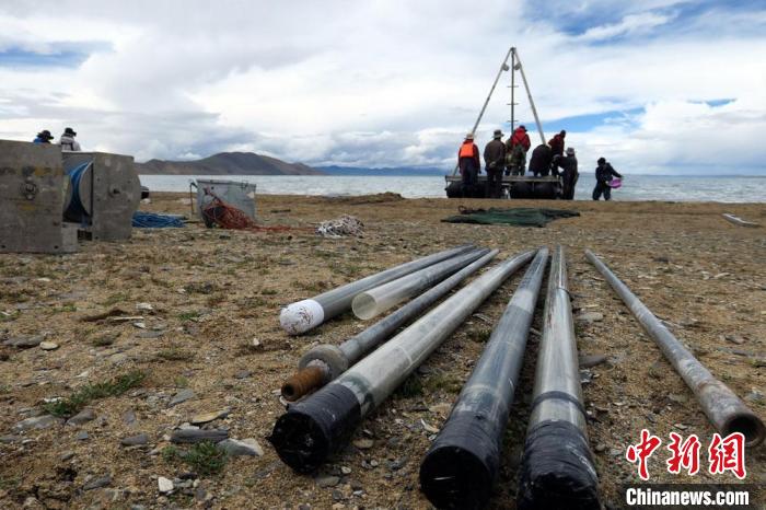 科考隊(duì)員從巴木錯(cuò)采集的科研樣品?！?lt;a target='_blank' ><p  align=