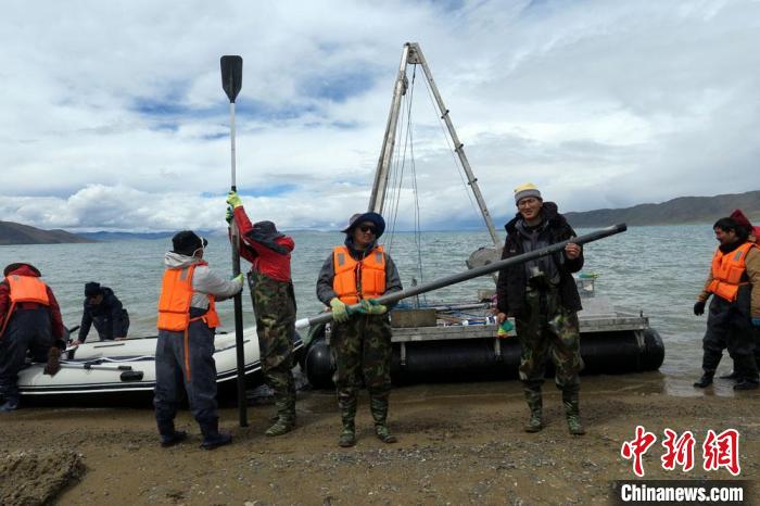 科考隊(duì)員從巴木錯(cuò)采樣歸來(lái)?！?lt;a target='_blank' ><p  align=