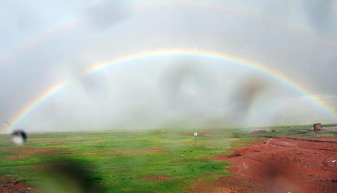 科考隊員在茲格塘錯采樣返程途中，高原風(fēng)雨彩虹送行?！?lt;a target='_blank' ><p  align=