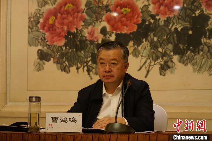 圖為全國(guó)人大常委會(huì)委員、全國(guó)人大華僑委員會(huì)副主任委員、致公黨中央副主席曹鴻鳴講話?！∨擞隄?攝