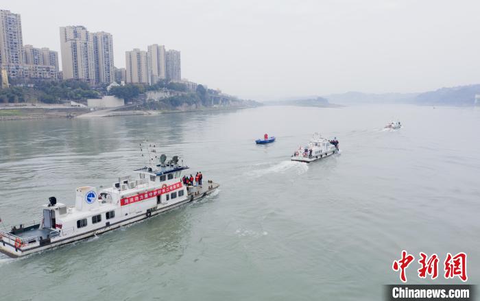 聯(lián)合巡江守護(hù)活動現(xiàn)場?！〗部h融媒體中心 攝