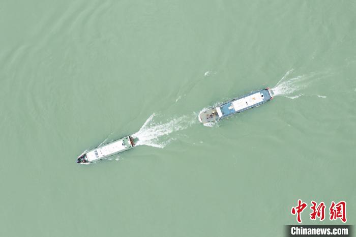 聯(lián)合巡江守護(hù)活動現(xiàn)場?！〗部h融媒體中心 攝