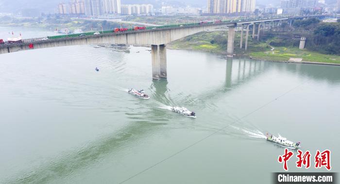 聯(lián)合巡江守護(hù)活動現(xiàn)場?！〗部h融媒體中心 攝