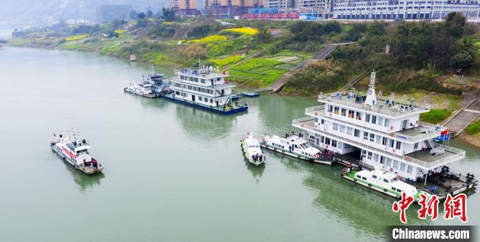 聯(lián)合巡江守護(hù)活動現(xiàn)場?！〗部h融媒體中心 攝