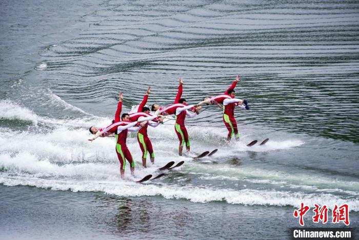 捕魚節(jié)上的水上表演?！≈鬓k方供圖