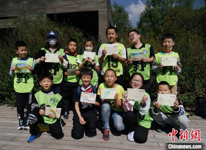 圖為小朋友展示學(xué)習(xí)成果?！●R銘言 攝