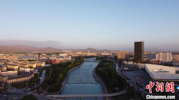 圖為無人機(jī)航拍德令哈巴音河?！『钨婚?攝