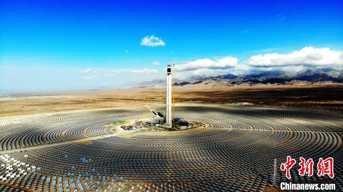 圖為德令哈光伏產(chǎn)業(yè)園?！O睿 攝