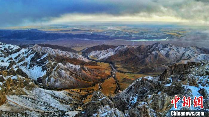 圖為柴達木盆地柏樹山森林地質(zhì)公園云霧繚繞?！“蛨D那生 攝
