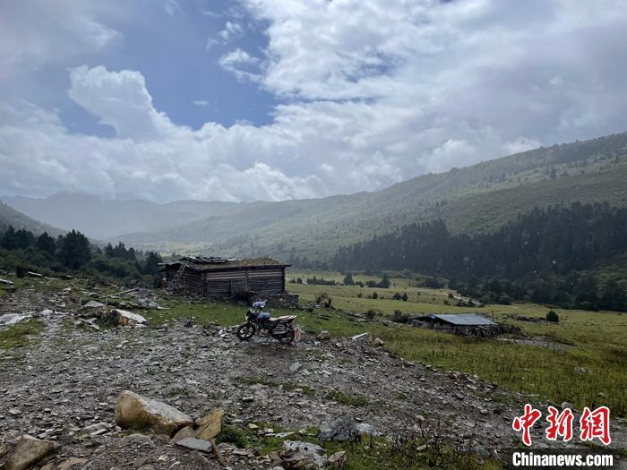 圖為9月28日一輛停在牧場(chǎng)上的摩托車。 <a target='_blank' href='/'><p  align=