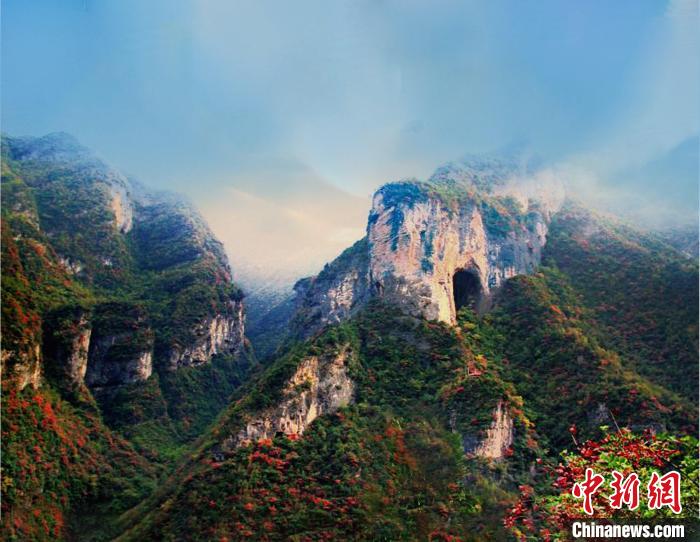 萬源魚泉地標?！≈炱桨?攝