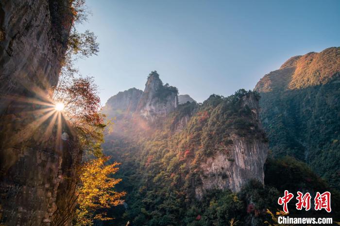朝霞?！∏貪h忠 攝