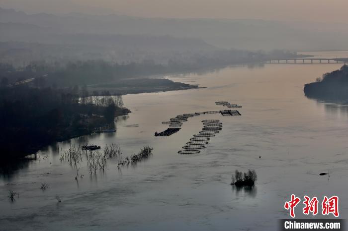 圖為冷水魚(yú)養(yǎng)殖?！±钣穹?攝