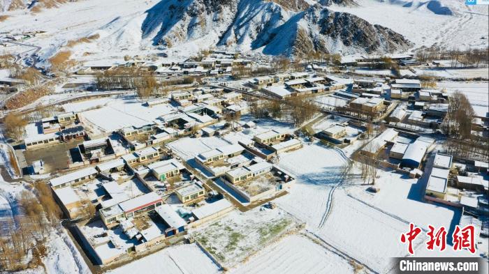 圖為鄉(xiāng)村被白雪覆蓋?！《继m縣融媒體中心供圖