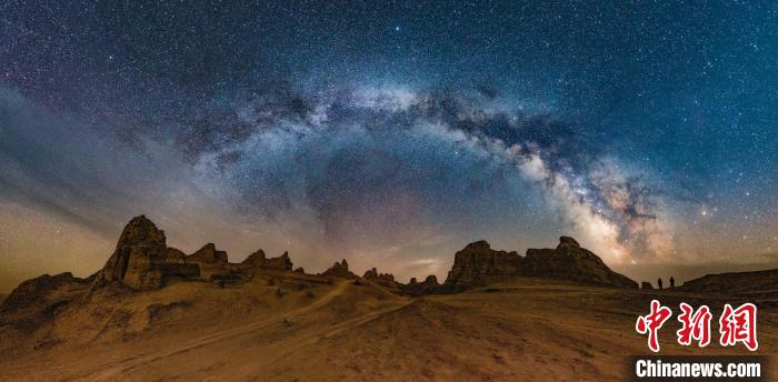 資料圖為冷湖賽什騰山天文臺(tái)址的星空?！±浜I(yè)園區(qū)供圖