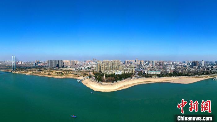 荊州市內(nèi)的荊江大堤。(資料圖) 湯偉 攝