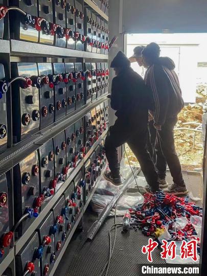 圖為微電網(wǎng)系統(tǒng)安裝調(diào)試現(xiàn)場(chǎng)?！O寶鶴 攝