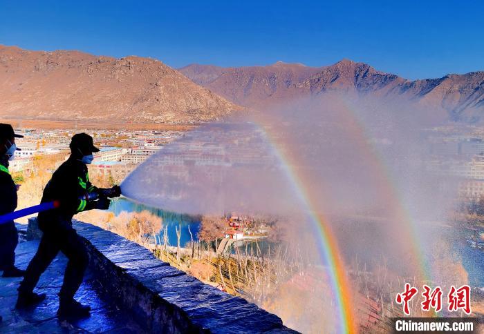 12月6日，布達(dá)拉宮消防救援大隊(duì)在布達(dá)拉宮山體林草區(qū)域開展?jié)窕ぷ??！㈣?攝