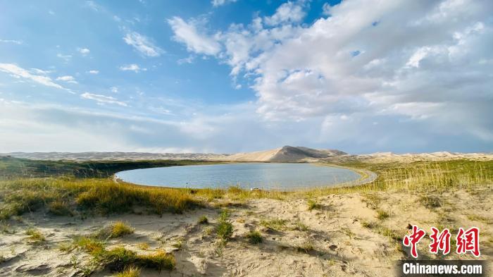 圖為青海湖沙島風(fēng)光?！±罱瓕?攝