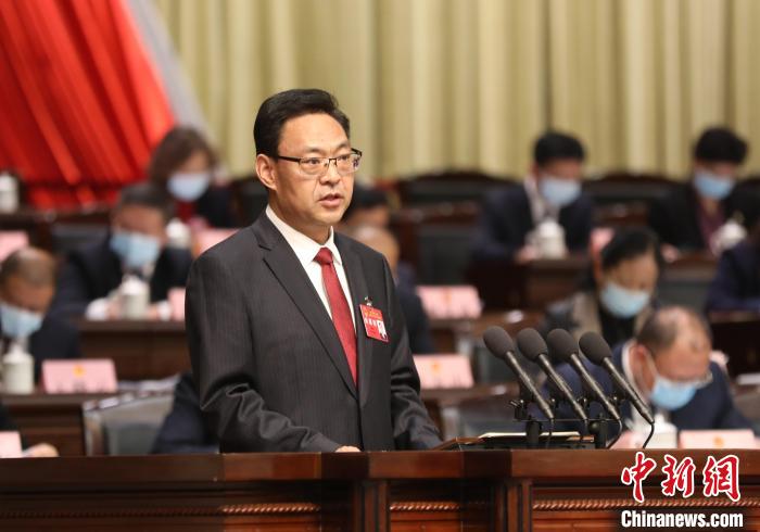 圖為青海省西寧市人民政府代市長石建平作政府工作報告。　祁增蓓 攝