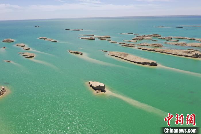 圖為海西州境內(nèi)的水上雅丹風(fēng)光?！≮w凜松 攝