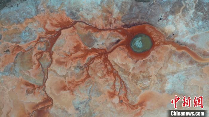 圖為海西州境內(nèi)的“網(wǎng)紅”景點(diǎn)“惡魔之眼”?！≮w凜松 攝