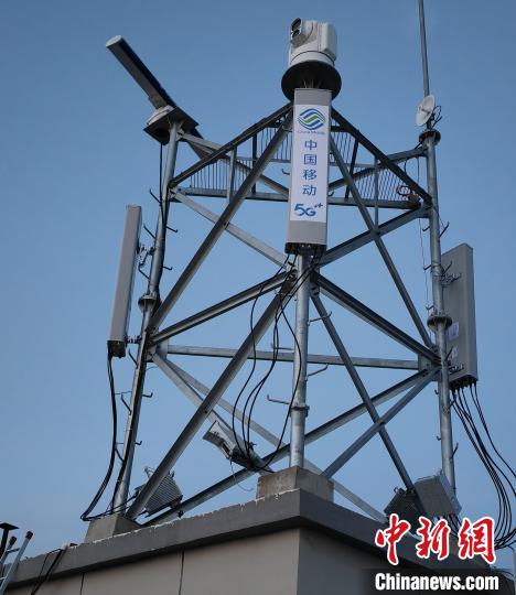 資料圖為建在龍羊峽湖區(qū)內的5G基站。　青海移動海南分公司供圖