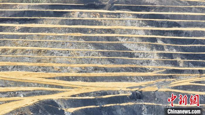 航拍圖為青海省海西蒙古族藏族自治州天峻縣木里礦區(qū)。　馬銘言 攝