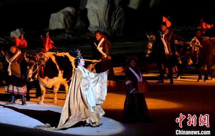 3月17日，西藏拉薩，《文成公主》大型史詩(shī)劇演出現(xiàn)場(chǎng)?！±盍?攝